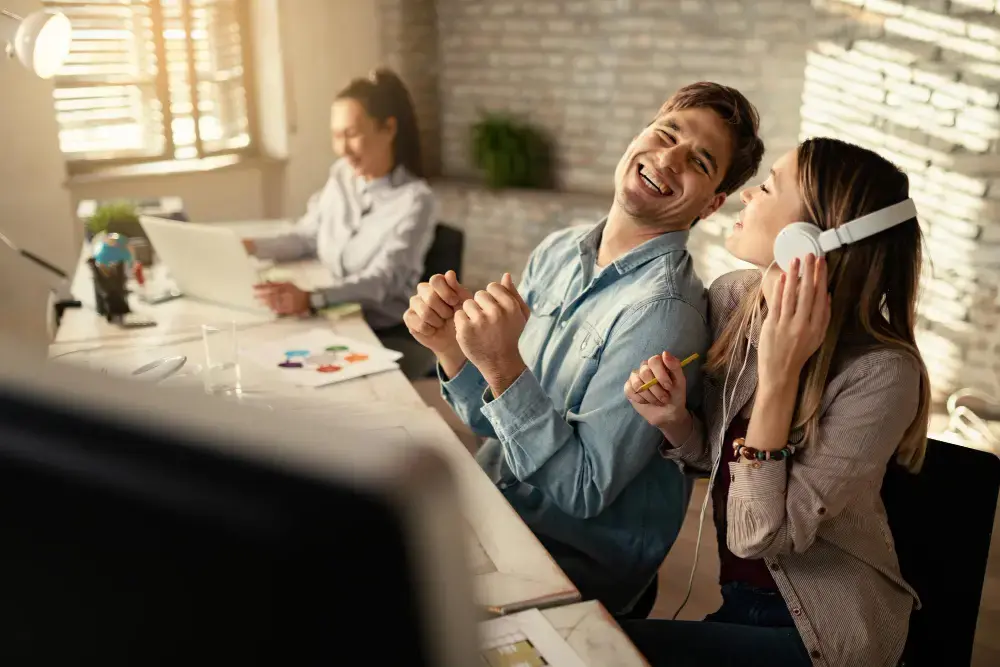 Colaboradores felizes e executando seu oficio